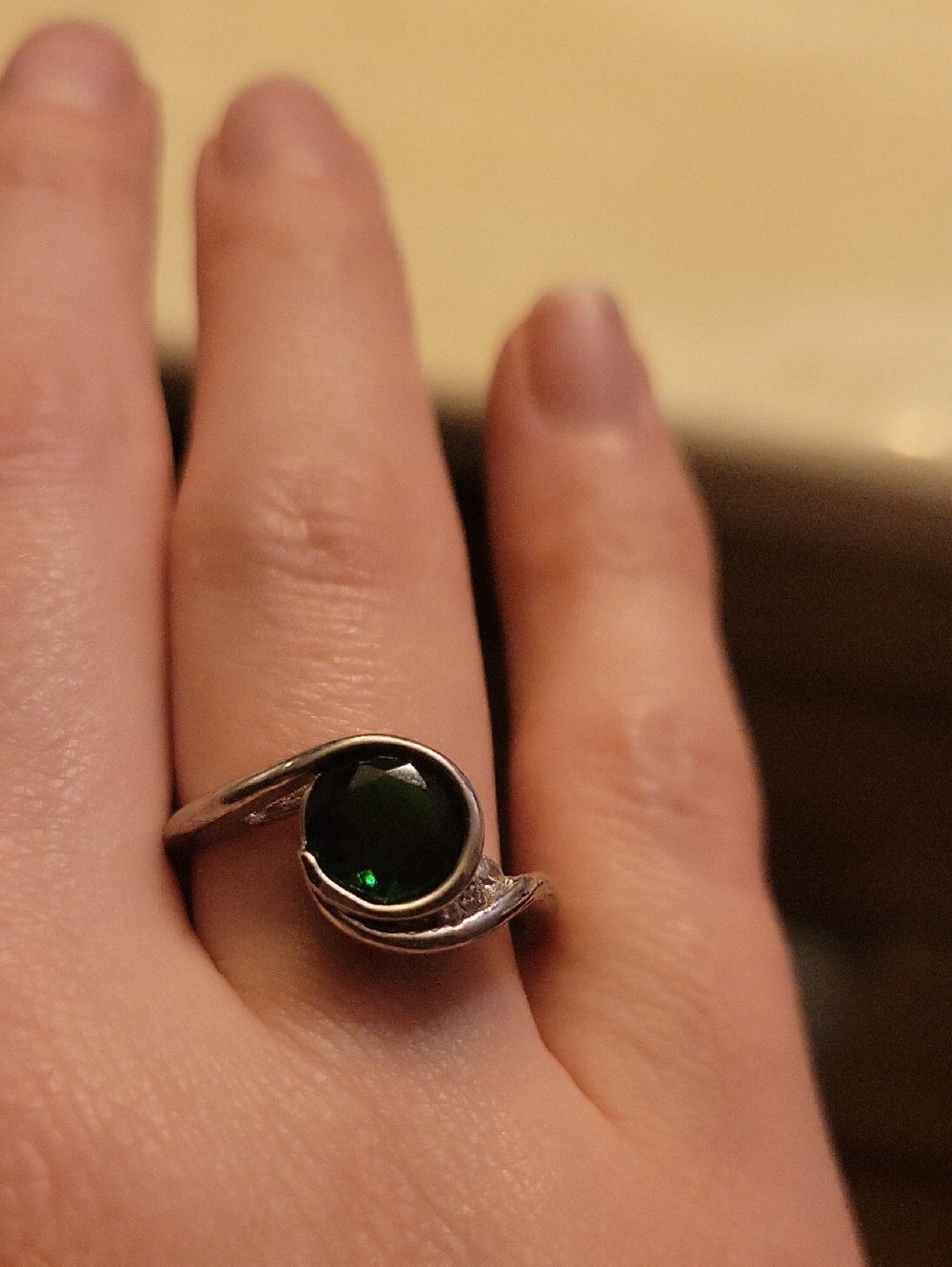 Elegant Green Stone Swirl Ring - Unbranded